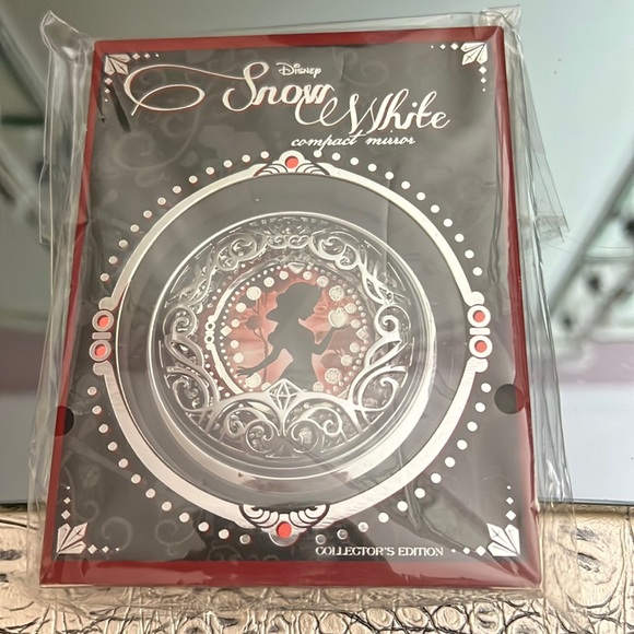 NIB! Sephora Disney Snow White Compact Mirror. - Picture 1 of 5